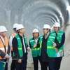 El primer ministro Pham Minh Chinh inspecciona el sitio de obras del proyecto, en el tramo del túnel de la estación S11 Van Mieu. (Fuente: VNA)