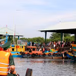 Las autoridades funcionales realizan patrullajes a los barcos pesqueros en el puerto de Phu Hai, barrio de Phu Thuy, provincia de Lam Dong. (Foto: VNA)