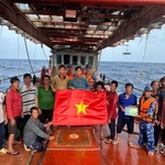 Las fuerzas de seguridad marítima de Ciudad Ho Chi Minh entregan la bandera nacional y difunden medidas preventivas contra la IUU a los pescadores (Foto: VNA)