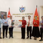 En el acto de entrega de la donación (Foto: VNA)