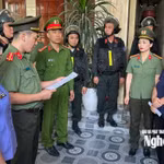 Las autoridades de la provincia de Nghe An ejecutan una orden de detención temporal contra Le Thi Thuy. (Foto: https://baonghean.vn/)