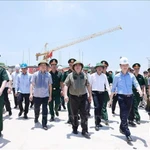 El primer ministro de Vietnam, Pham Minh Chinh, inspecciona el progreso del nuevo puente Phong Chau, en la provincia de Phu Tho (Foto: VNA)