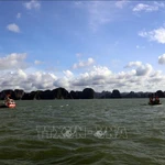 Barcos de la policía de Quang Ninh participan en la búsqueda en la bahía de Ha Long. (Foto ilustrativa: VNA)