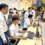 Estudiantes de la Universidad de Transporte de Ciudad Ho Chi Minh practican en la sala de simulación de control y operación de trenes de alta velocidad. (Foto: tuoitre.vn)