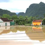 Casas en la comuna de Con Cuong, provincia de Nghe An, se encuentran sumergidas y aisladas. (Foto: VNA)