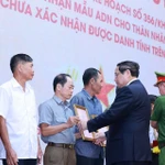 El primer ministro Pham Minh Chinh entrega la notificación de los resultados del examen de ADN a los familiares de los mártires (Foto: VNA)