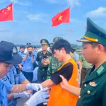 En la entrega de 33 ciudadanos chinos que habían violado la ley vietnamita (Foto: VNA)
