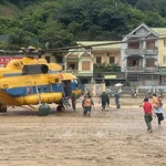 Un helicóptero entrega suministros de socorro a los habitantes locales (Foto: VNA)
