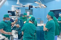 Médicos del Hospital Binh Dan de Ciudad Ho Chi Minh colaboran para realizar una cirugía de emergencia a un residente con múltiples lesiones en Con Dao. (Foto: VNA)