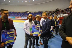El presidente de la Federación Mundial de Vovinam, Mai Huu Tin, entrega medallas conmemorativas a patrocinadores y entrenadores destacados durante el Día del Vovinam en Argelia, que tuvo lugar en la tarde del 9 de mayo de 2025. (Fuente: VNA)