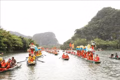La procesión del dragón en el río se organiza conforme a rituales tradicionales. (Fuente: VNA)