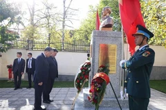 El secretario general del Comité Central del Partido Comunista de Vietnam, To Lam, ante la Estatua del Presidente Ho Chi Minh. (Fuente: VNA)