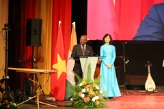 Évariste Koffi Yapi, secretario general del Ministerio de Asuntos Exteriores, Integración Africana y de los Marfileños en el Extranjero, interviene en el acto. (Fuente: VNA)
