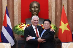 El presidente de Vietnam, Luong Cuong, y el primer secretario del Comité Central del Partido Comunista de Cuba y presidente de la nación caribeña, Miguel Díaz-Canel Bermúdez. (Fuente: VNA)