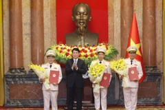 El presidente vietnamita, Luong Cuong, entrega las decisiones de ascenso al rango de coronel general a los tres viceministros de Seguridad Pública. (Fuente: VNA)