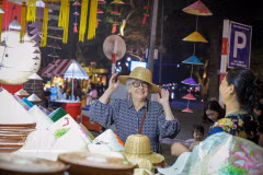 Una visitante internacional queda encantada con los productos tradicionales vietnamitas en el Festival de Regalos Turísticos de Hanoi 2025. (Fuente: VNA)