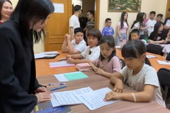 Nguyen Mai Huong, cónsul general de Vietnam en la ciudad de Ekaterimburgo, visita una clase de idioma vietnamita en Ufá. (Fuente: VNA)