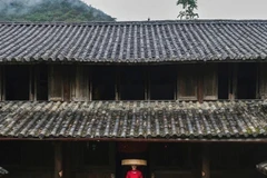 Helly Tong, famosa por su estilo de vida ecológico, suele exhibir elegancia y cercanía a la cultura a través de imágenes en lugares antiguos como Hoi An, Ha Giang o pueblos artesanales tradicionales.(Fuente: Facebook de Helly Tong)