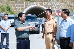 El primer ministro Pham Minh Chinh inspecciona el proyecto de la autopista en el tramo Quang Ngai – Hoai Nhon. (Fuente: VNA)