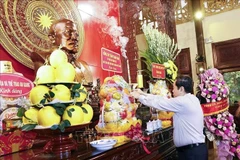 El presidente de la Asamblea Nacional de Vietnam, Tran Thanh Man, ofrece incienso en el Sitio Histórico Nacional Especial dedicado al presidente Ton Duc Thang. (Fuente: VNA)
