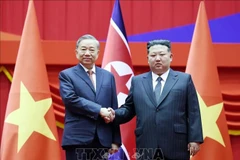 El secretario general del Partido del Trabajo de Corea y presidente de la Comisión de Asuntos Estatales del país anfitrión, Kim Jong Un, recibe al secretario general del Partido Comunista de Vietnam, To Lam. (Fuente: VNA)