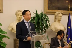 El embajador de Vietnam en Italia, Duong Hai Hung, habla en el evento. (Fuente: VNA)