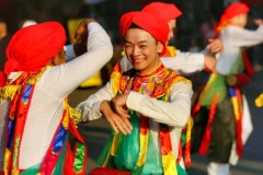 Singular danza de hombres disfrazados de mujeres de la aldea vietnamita. (Fuente: VNA)