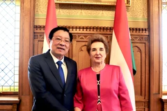 Phan Dinh Trac, miembro del Buró Político, secretario del Comité Central del PCV y jefe de su Comisión de Asuntos Internos, y Marta Mátrai, primera vicepresidenta de la Asamblea Nacional húngara. (Fuente: VNA)