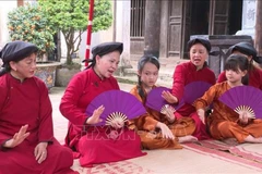 Los artistas interpretan el canto Xoan en el templo Lai Len, atrayendo a una gran cantidad de lugareños y turistas. (Fuente: VNA)