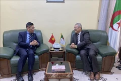 El embajador de Vietnam en Argelia, Tran Quoc Khanh, y el gobernador de la provincia de Touggourt, Othmane Abdelaziz. (Fuente: VNA)