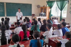 Clase del idioma jemer en la pagoda Ta Mum, comuna de Dinh Hoa, provincia de An Giang.