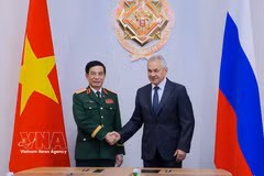 El ministro vietnamita de Defensa, general Phan Van Giang, y el general Sergei Shoigu, secretario del Consejo de Seguridad de la Federación de Rusia. (Fuente: VNA)
