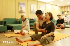 Personas mayores participan en actividades en una guardería. (Fuente: VNA)