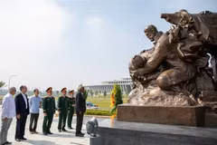 El presidente de la Asamblea Nacional del Poder Popular y del Consejo de Estado de Cuba, Esteban Lazo Hernández, deposita una ofrenda floral en el conjunto escultórico en homenaje a los expertos militares cubanos. (Fuente: VNA)