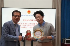 El embajador Dang Minh Khoi y el joven cantante Duc Phuc. (Fuente: VNA)