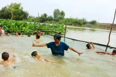 Tran Thi Kim Thia y los niños. (Fuente: congthuong.vn)