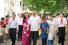 El secretario general del Partido Comunista de Vietnam, To Lam, visita a docentes y estudiantes de las escuelas secundarias Nguyen Dinh Chieu y Xa Dan. (Fuente: VNA)