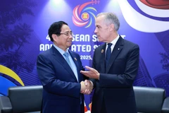 El primer ministro de Vietnam, Pham Minh Chinh, y el premier canadiense Mark Carney. (Fuente: VNA)