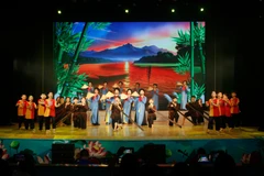 Los estudiantes interpretan las melodías de Vi y Giam en el escenario. (Fuente: VNA)