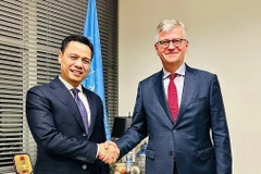 El embajador Dang Hoang Giang, representante permanente de Vietnam ante la ONU, y el subsecretario general de esa organización para Operaciones de Paz, Jean-Pierre Lacroix. (Fuente: VNA)