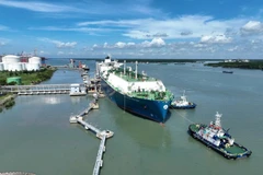 Un buque de transporte de GNL atraca en la terminal de LNG Thi Vai. (Fuente: VNA)
