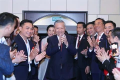 El secretario general del Partido Comunista de Vietnam (PCV), To Lam, con el personal de la Embajada de Vietnam y con representantes de la comunidad coterránea residente en este país euroasiático. (Fuente: VNA)