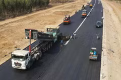 El contratista pavimenta asfalto para un proyecto de autopista. (Fuente: VietnamPlus)