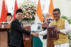 El presidente de Indonesia, Prabowo Subianto, y el primer ministro de la India, Narendra Modi, en el evento de firma. (Fuente: VNA)