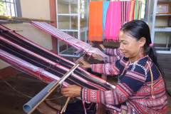 Las mujeres Ba Na de la aldea de Xi Thoai tejen brocados tradicionales. (Fuente: VNA)