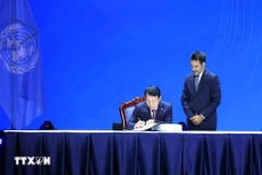 El ministro de Seguridad Pública de Vietnam, Luong Tam Quang, firma la Convención de las Naciones Unidas contra el Delito Cibernético. (Fuente: VNA)