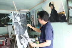 Tran Hoa Binh, pintor católico nacido en en la provincia norteña de Ninh Binh, ha dedicado más de 50 años al arte del retrato hiperrealista. (Fuente: VNA)
