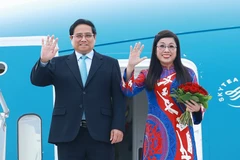 El primer ministro de Vietnam, Pham Minh Chinh, y su esposa llegan a Praga. (Fuente: VNA)