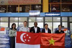 Representantes del Ministerio de Agricultura y Medio Ambiente de Vietnam reciben el envío de ayuda en el aeropuerto de Noi Bai. (Fuente: congthuong.vn)