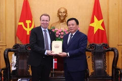 El miembro del Buró Político del Partido Comunista de Vietnam, director de la Academia Nacional de Política Ho Chi Minh y presidente del Consejo Teórico Central, Nguyen Xuan Thang, y el presidente del Comité de Política Exterior del Parlamento de Dinamarca, Michael Aastrup Jensen. (Fuente: VNA)